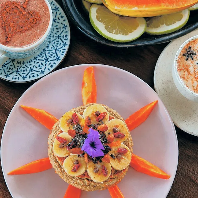 Pancake con banano y zanahoria en estrella, y papaya rellena