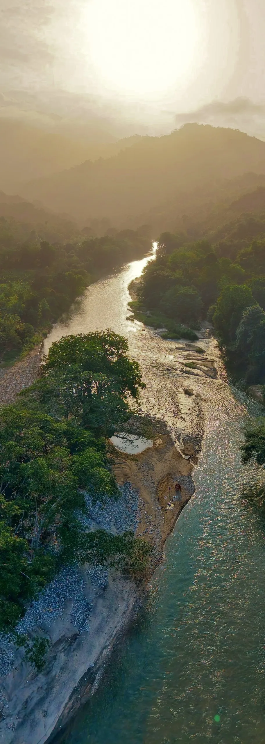 El río Guachaca abriéndose paso entre la selva y la Sierra
