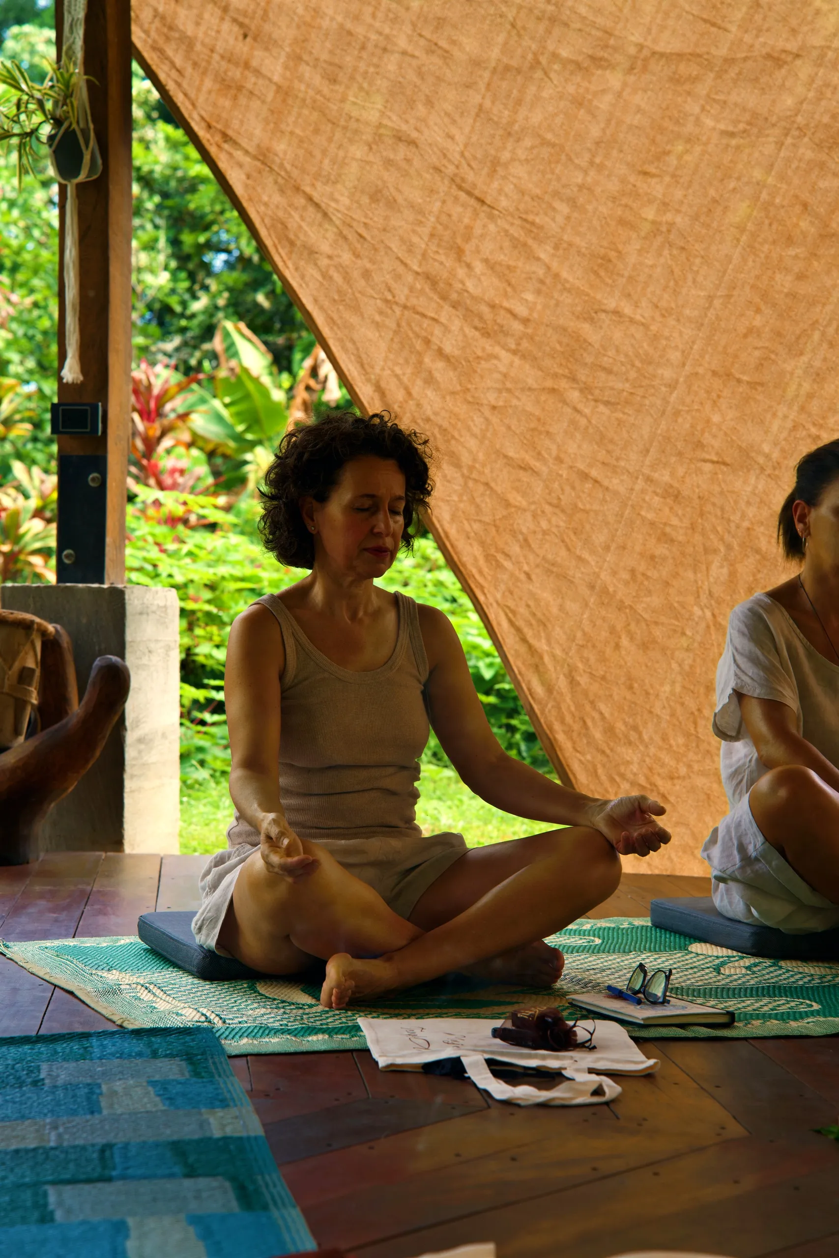 Mujer meditando bajo la carpa