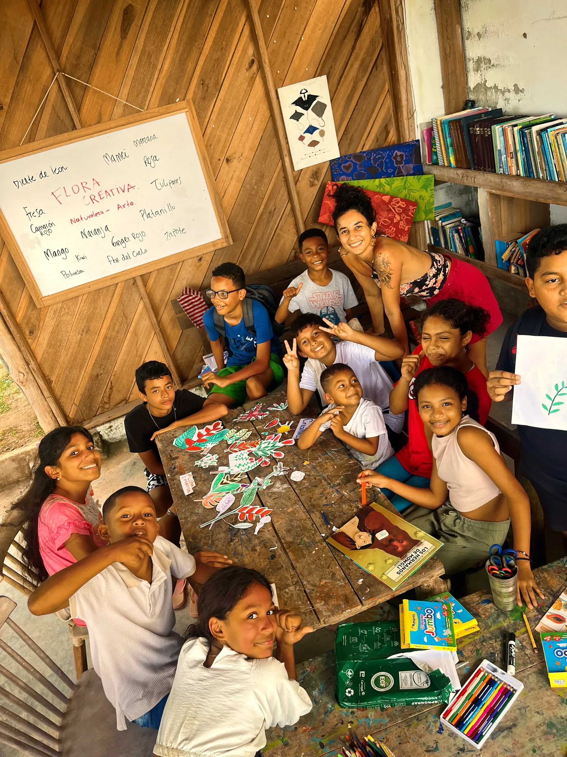 Niños de la comunidad en un taller de la fundación