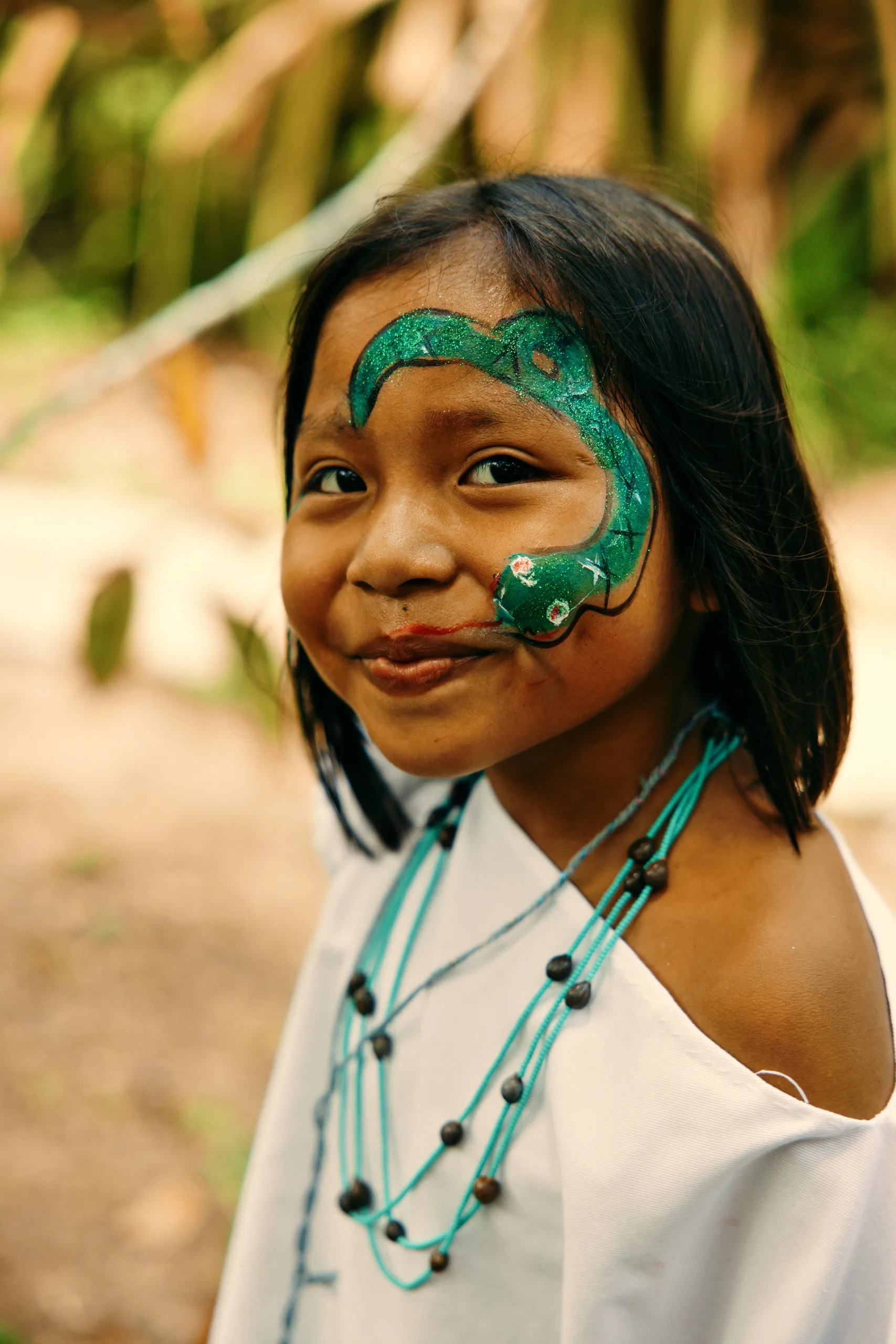 Niña indígena con pintura facial