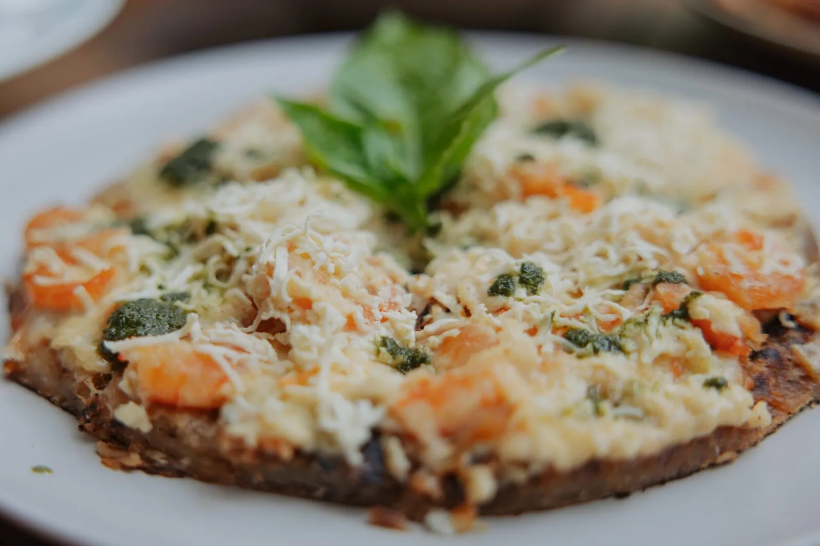 Pizza de yuca con camarones