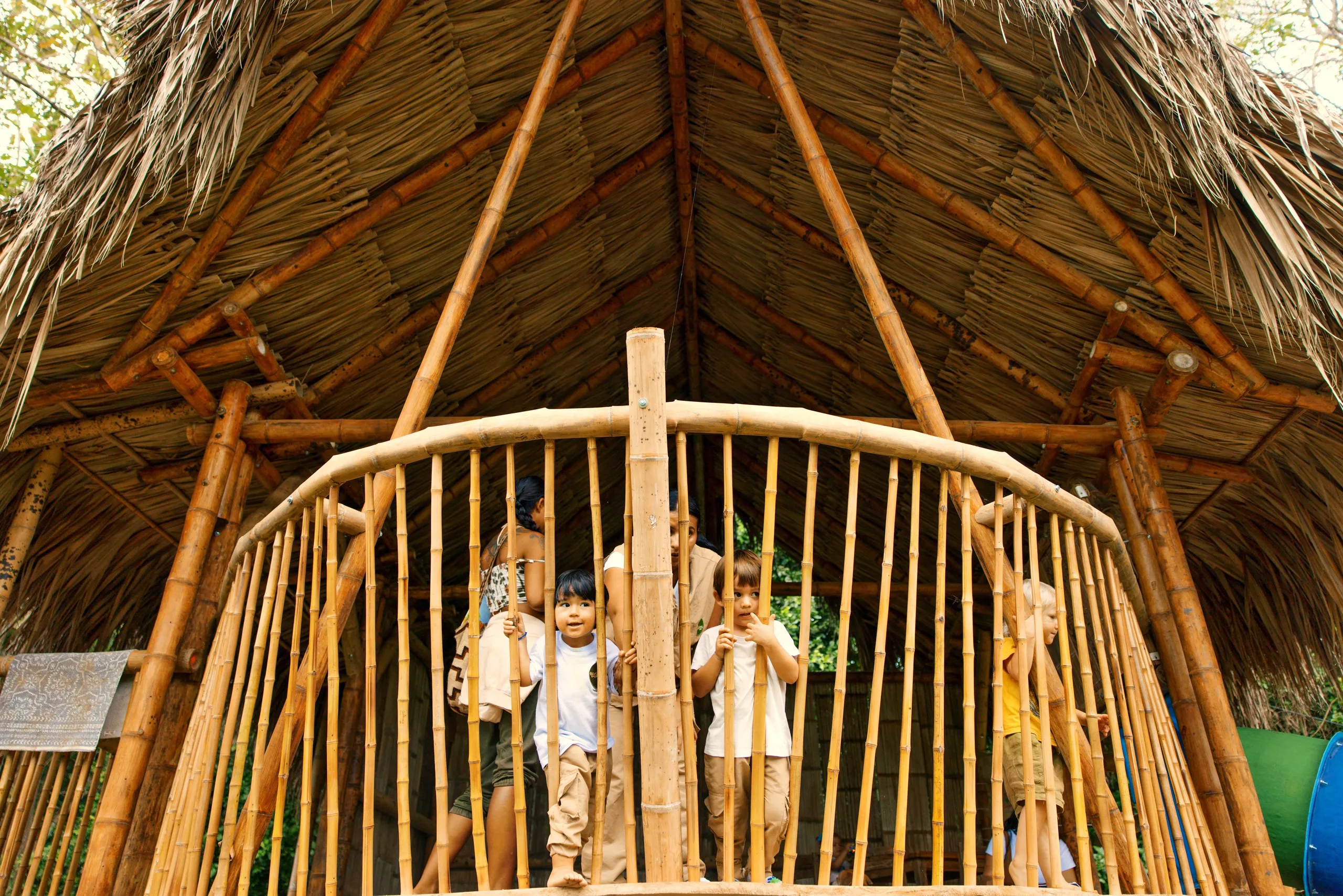 Niños en la casa de bambú
