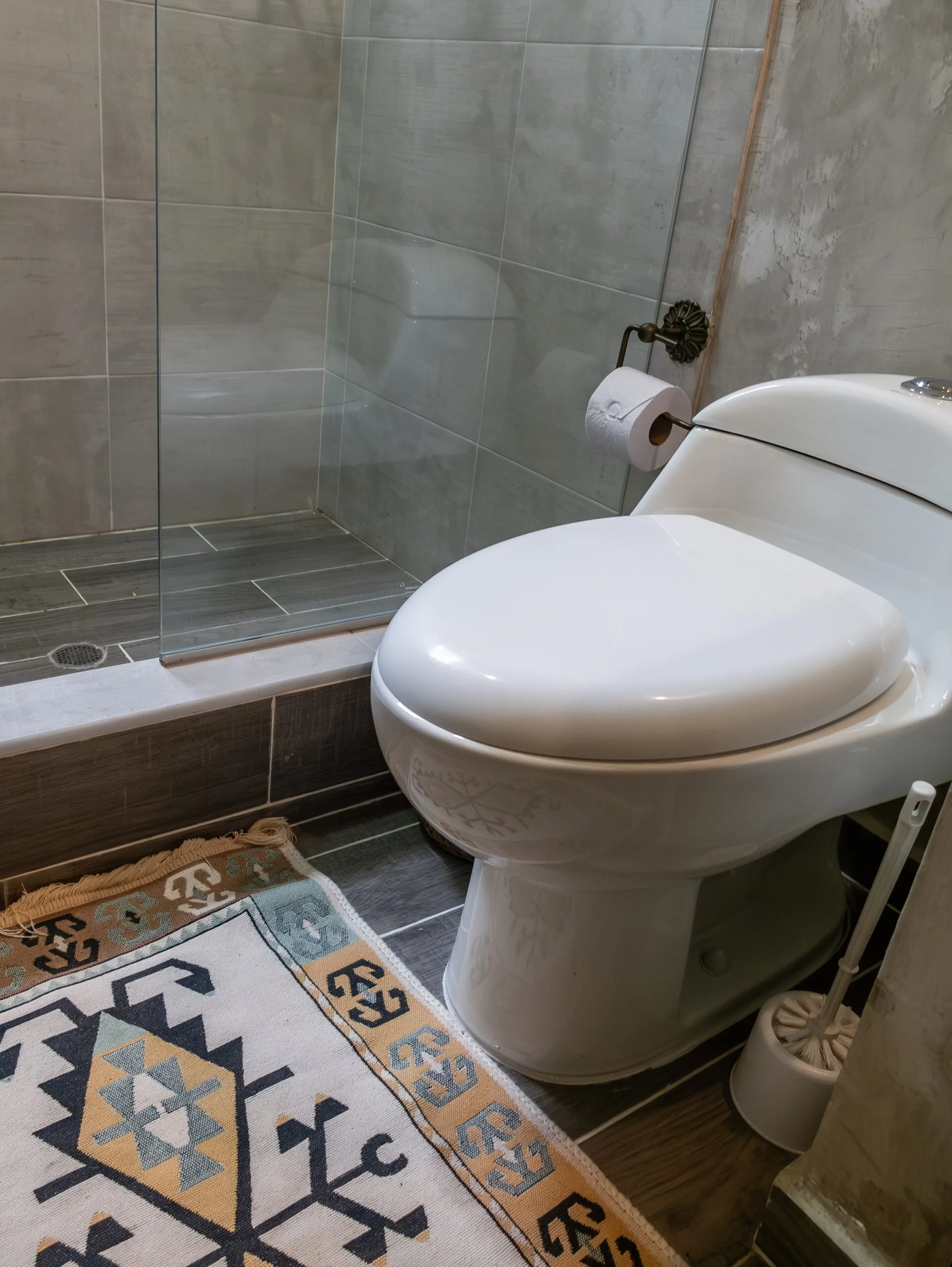 Toilet and woven mat