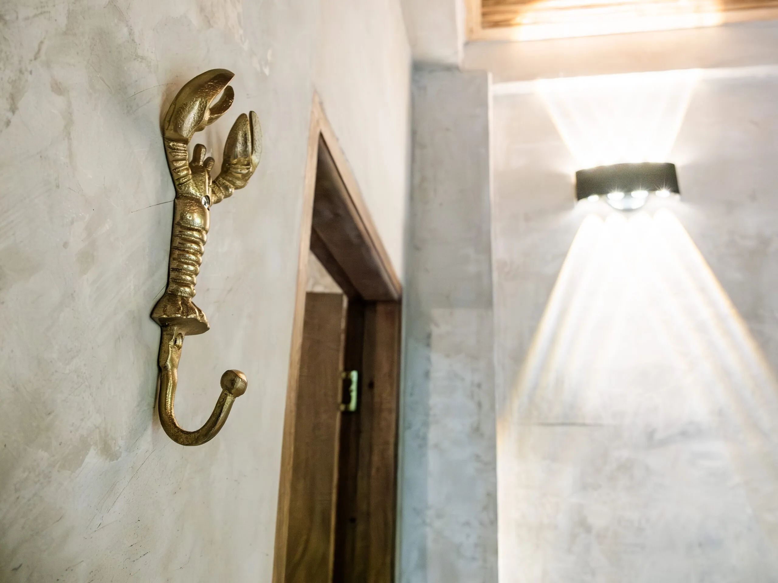 Lobster hook and wall lamp