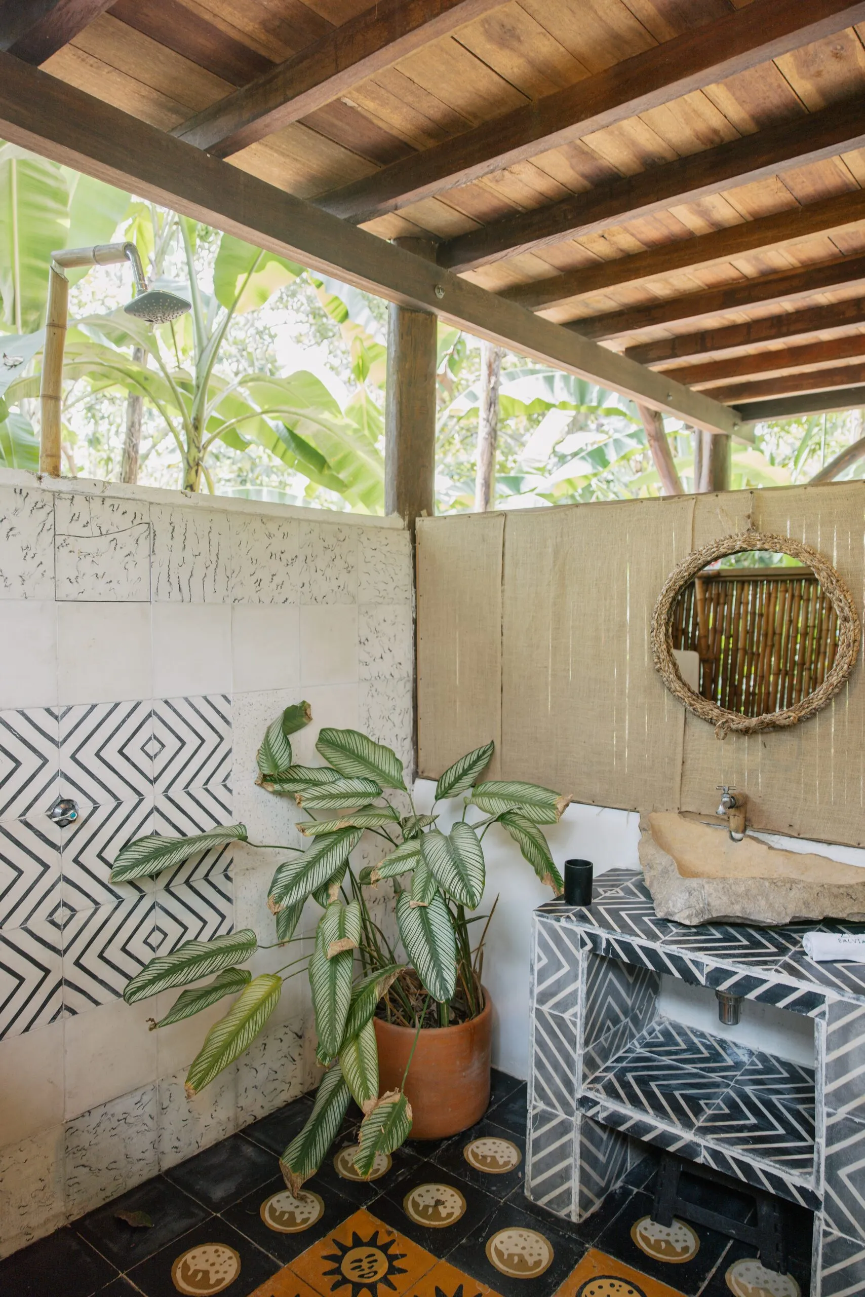 Sábila: open-air bathroom with tiles and plants